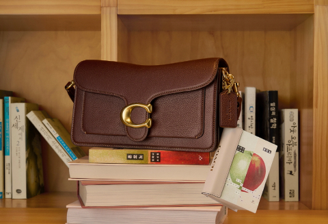 Gen Z’s Vibe Takes Over Bags! Coach Unveils ‘Text Hip’ ‘Book Charm’ Collection